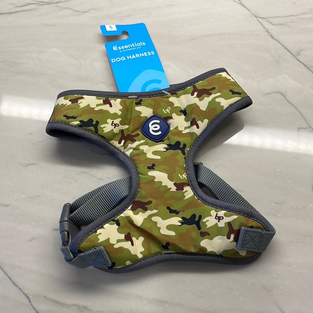 NWT Dog Harness, small did not use too big for my dog.